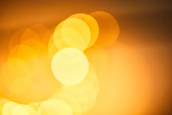Understanding the Yellow Aura: Personality Traits, Challenges, and Love Connections